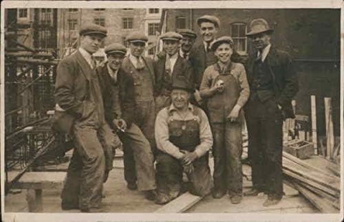 Skupina radnika u muškim šeširima originalna Vintage razglednica